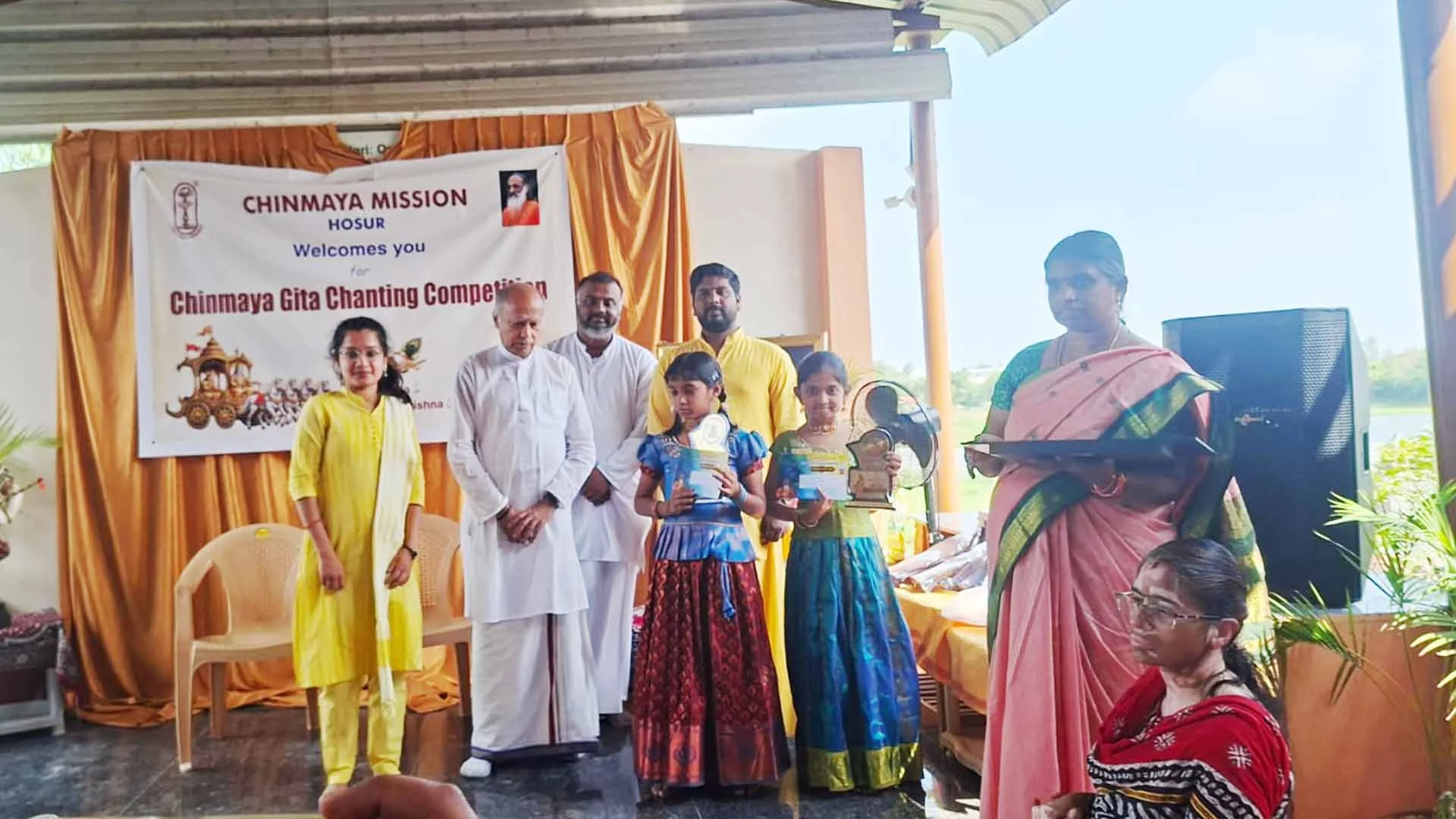 ஓசூரில் பிரம்மாண்ட மாவட்ட அளவிலான பகவத் கீதை பாராயணப் போட்டி: 18 மாணவர்கள் சென்னை இறுதிப் போட்டிக்குத் தேர்வு!