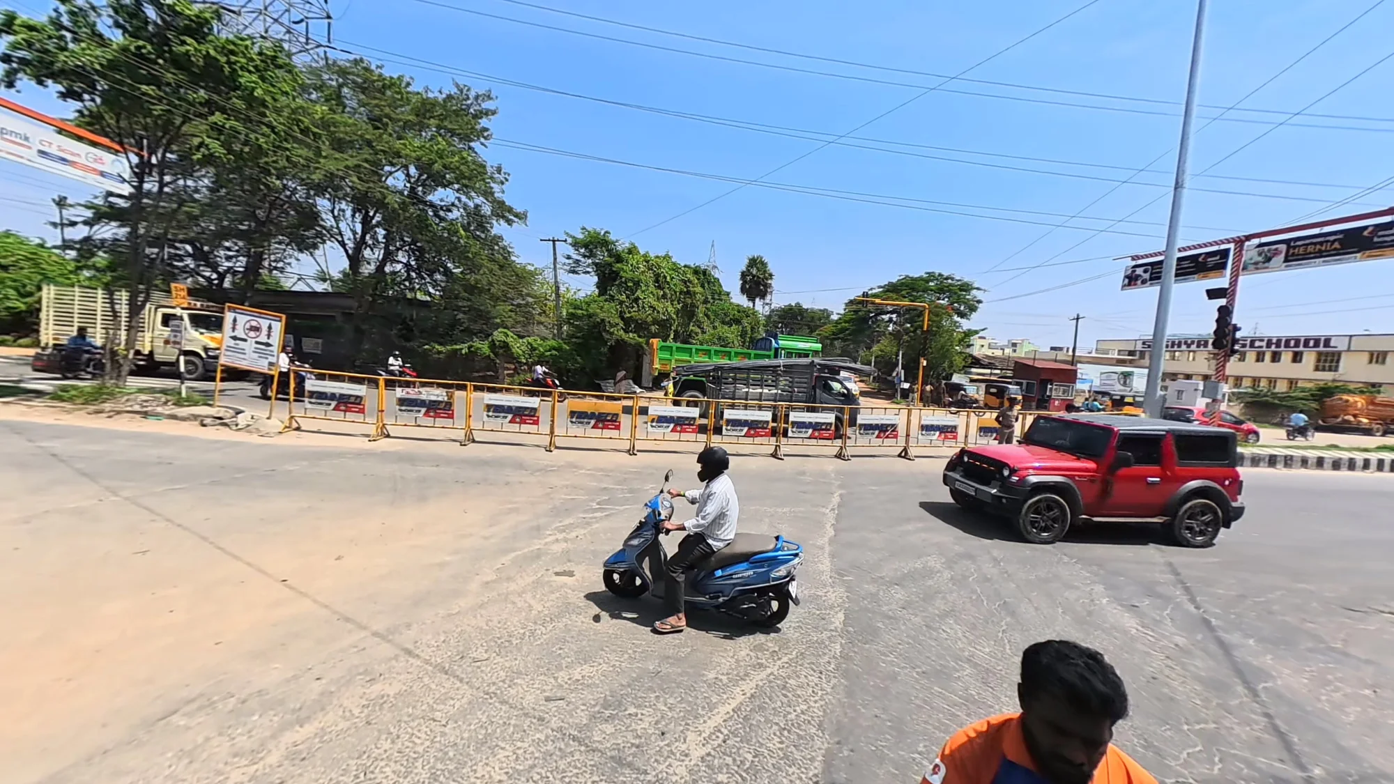 ஓசூர் தளி சாலை திடீரென மூடப்பட்டதன் மர்மம் என்ன? இதுவரை ஓசூர் வரலாற்றில் இல்லாதது! வெந்த புண்ணில் வேல் பாய்ச்சுவது போன்றது என புலம்பும் மக்கள்!