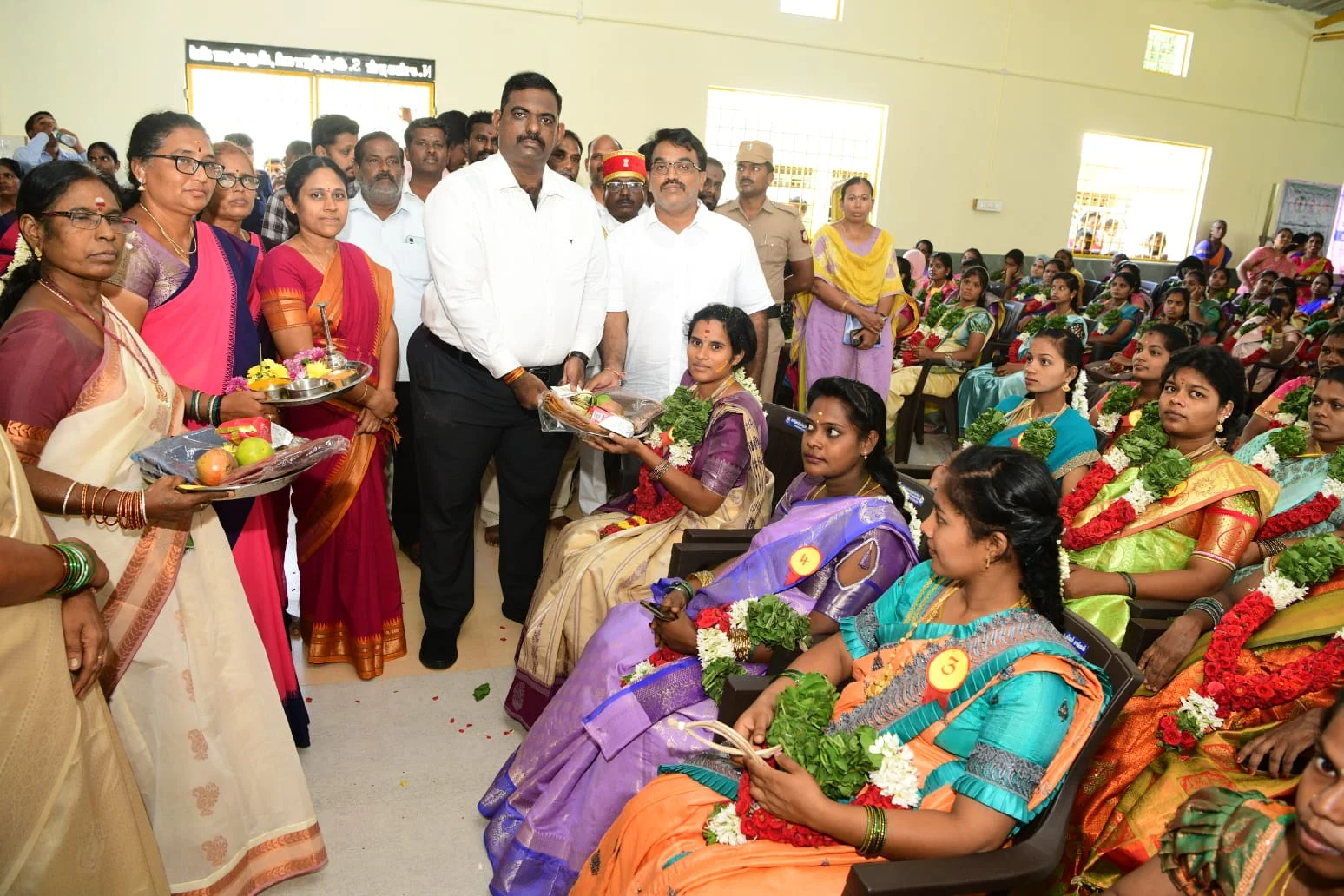 கிருஷ்ணகிரியில் சமுதாய வளைகாப்பு: 100-க்கும் மேற்பட்ட கர்ப்பிணிகளுக்கு கலெக்டர், எம்.எல்.ஏ சீர்வரிசை!
