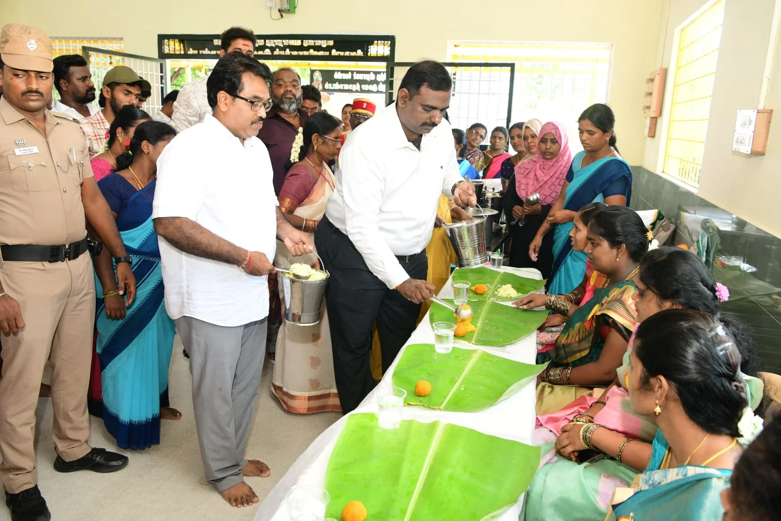 கிருஷ்ணகிரியில் சமுதாய வளைகாப்பு: 100-க்கும் மேற்பட்ட கர்ப்பிணிகளுக்கு கலெக்டர், எம்.எல்.ஏ சீர்வரிசை!