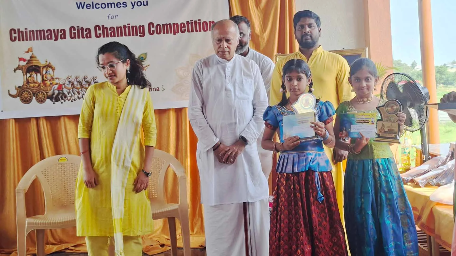ஓசூரில் பிரம்மாண்ட மாவட்ட அளவிலான பகவத் கீதை பாராயணப் போட்டி: 18 மாணவர்கள் சென்னை இறுதிப் போட்டிக்குத் தேர்வு!