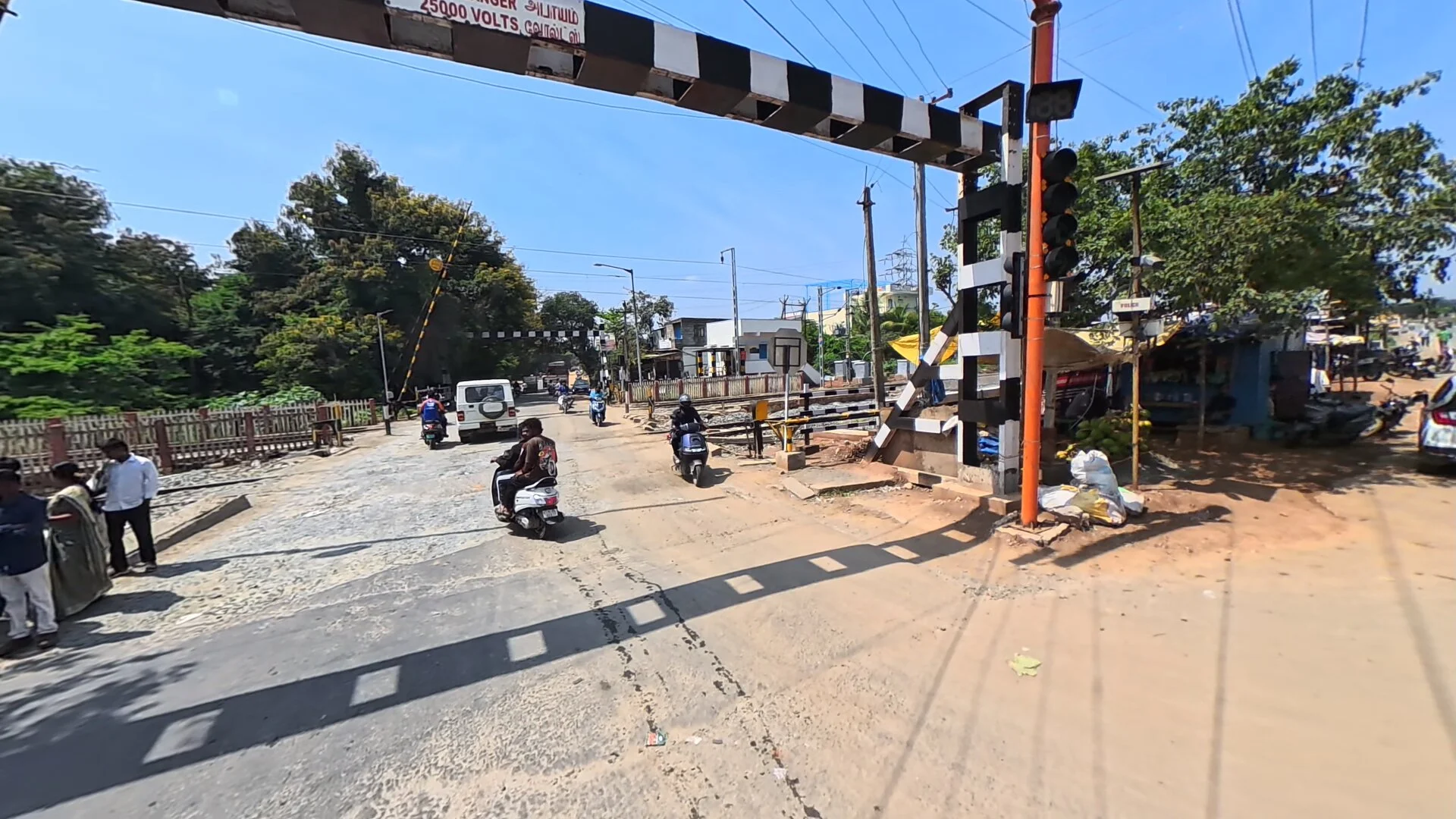 ஓசூர் தளி சாலை திடீரென மூடப்பட்டதன் மர்மம் என்ன? இதுவரை ஓசூர் வரலாற்றில் இல்லாதது! வெந்த புண்ணில் வேல் பாய்ச்சுவது போன்றது என புலம்பும் மக்கள்!