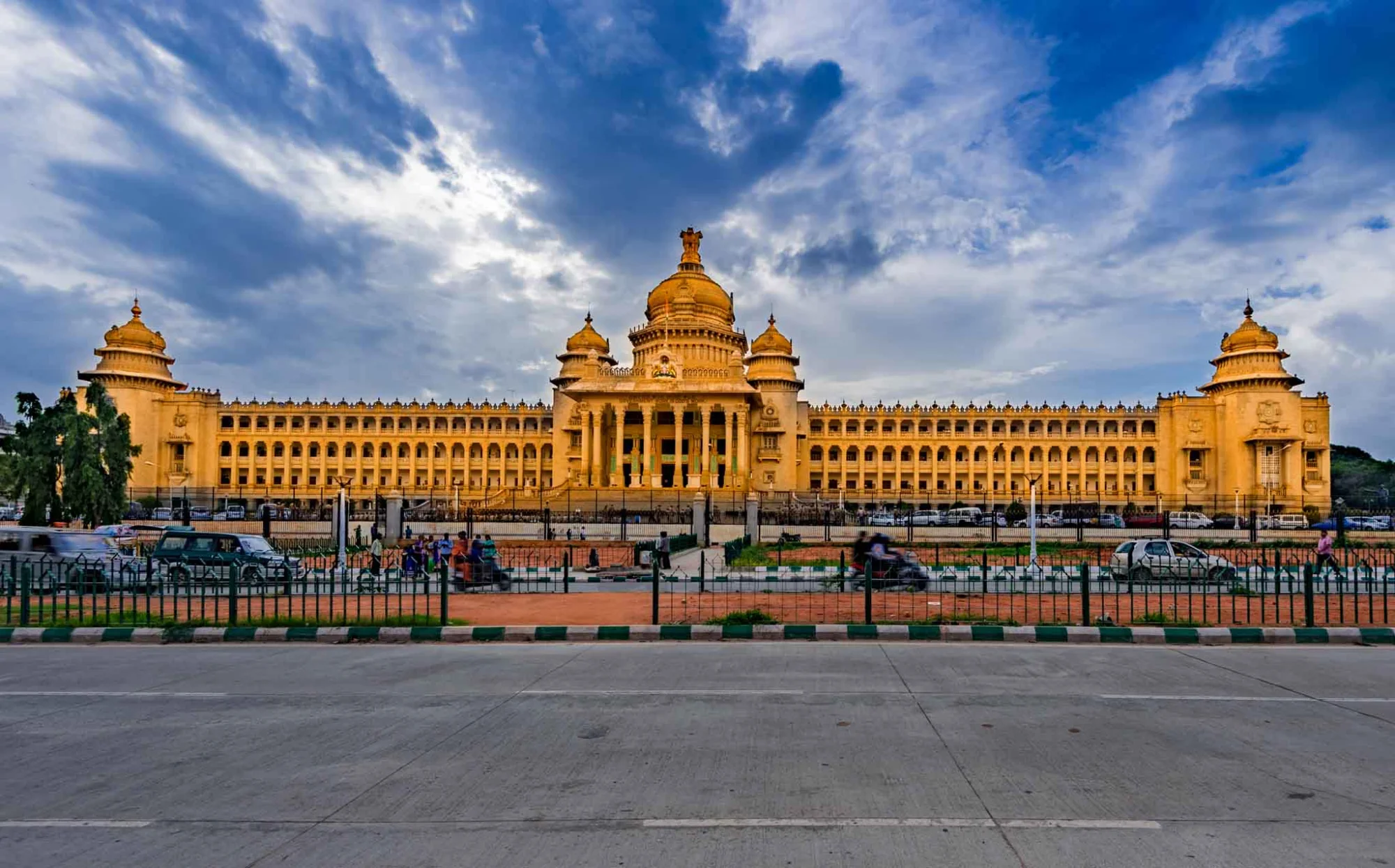 கர்நாடகா சட்டசபையில் தமிழக முதல்வர் விஜய்க்கு பாஜக எம்.எல்.ஏ.க்கள் பாராட்டு: பின்னணி என்ன?