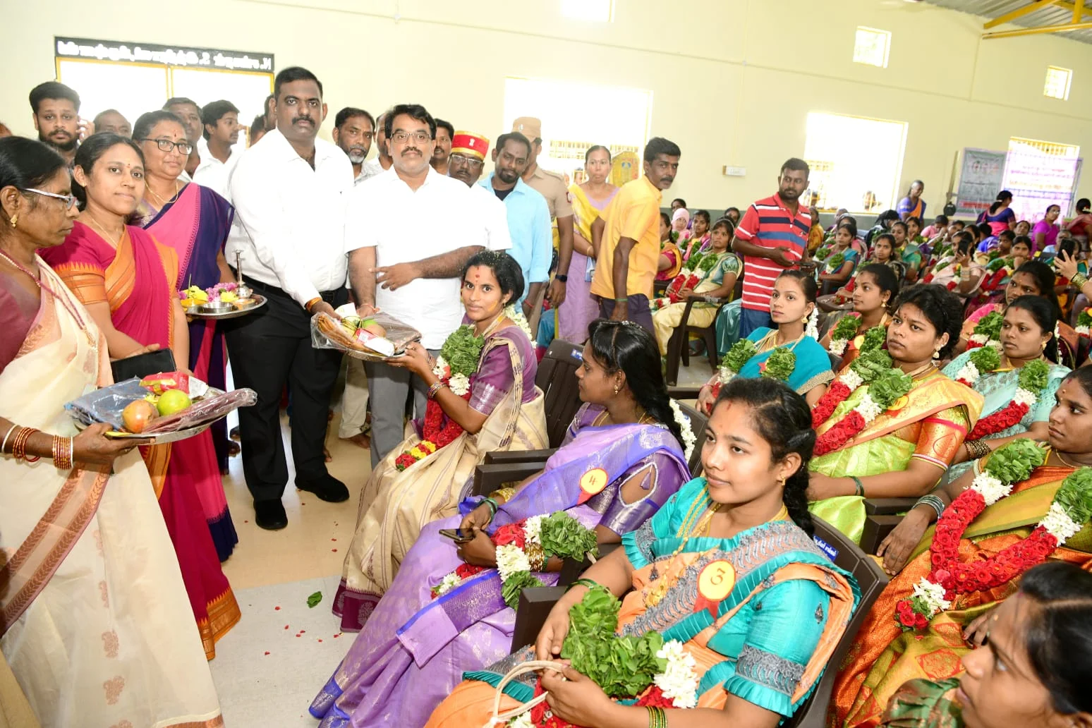 கிருஷ்ணகிரியில் சமுதாய வளைகாப்பு: 100-க்கும் மேற்பட்ட கர்ப்பிணிகளுக்கு கலெக்டர், எம்.எல்.ஏ சீர்வரிசை!