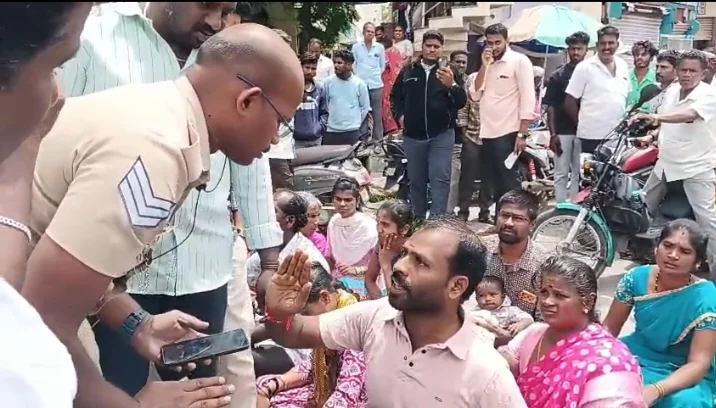 ஒசூர் அருகே கிராம நிர்வாக அலுவலர், பத்திர எழுத்தாளர் ஆகியோர் ஆள்மாறாட்டம் செய்து நிலத்தை பத்திரப்பதிவு செய்ததாக புகார்