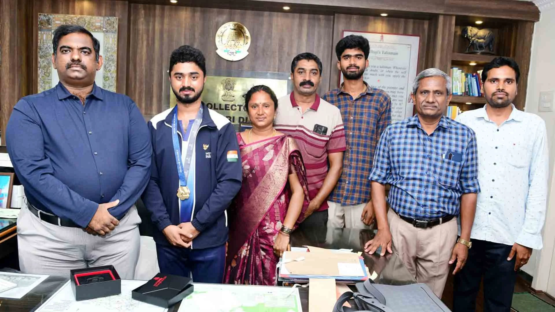 உலக திறன் போட்டியில் சாதனை: வேப்பனப்பள்ளி வாலிபருக்கு கிருஷ்ணகிரி ஆட்சியர் பாராட்டு!